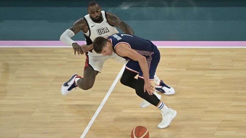 Bogdan Bogdanović i Lebron Džejms (AFP)