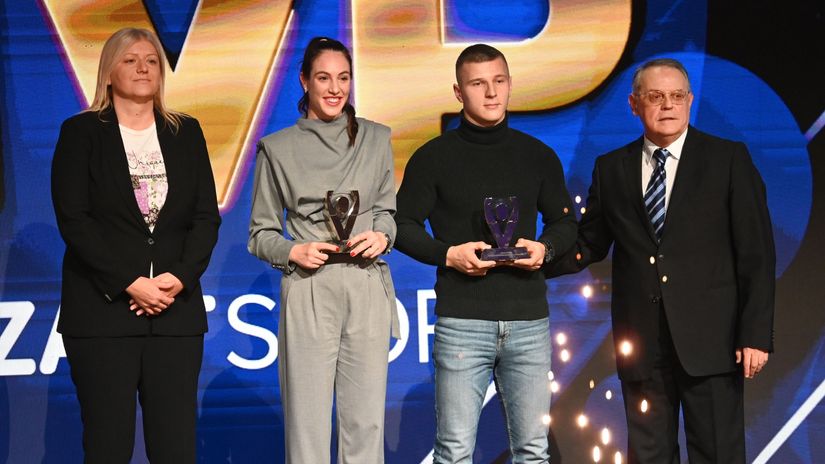 Aleksandra Katanić sa priznanjem MVP Mozzart Sporta (©MN Press)