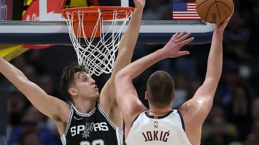 Zek Kolins i Nikola Jokić (AFP)