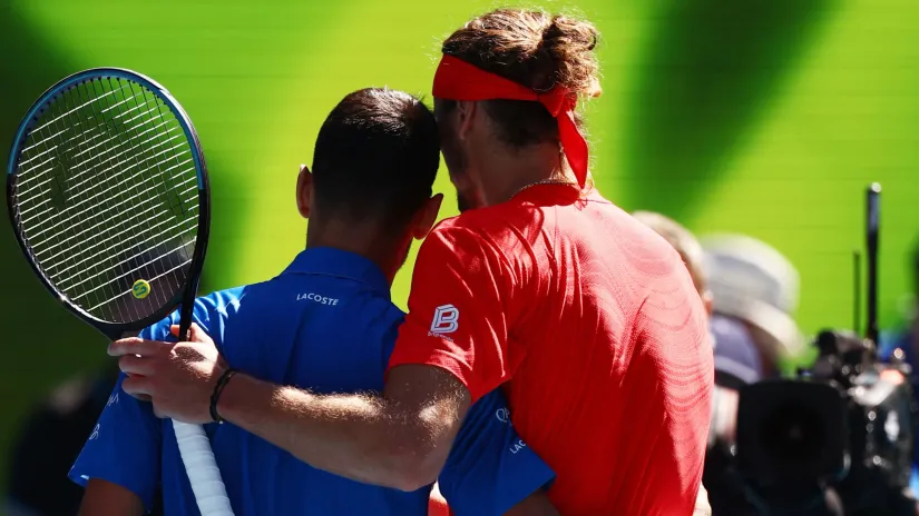 Aleksander Zverev i Novak Đoković (©Reuters)