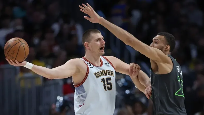 Nikola Jokić i Rudi Gober (©AFP)