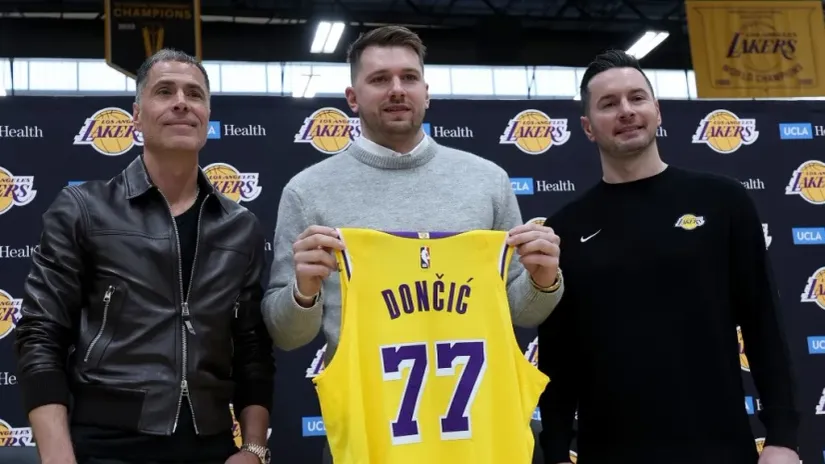 Rob Pelinka, Luka Dončić i Džej Džej Redik (AFP)