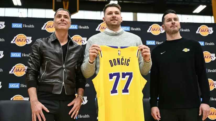 Rob Pelinka, Luka Dončić, Džej Džej Redik (©AFP)