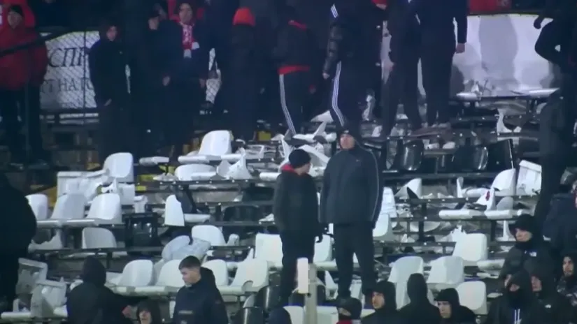 Počupane stolice na stadionu Sofije (©YouTube)