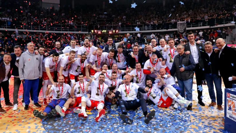 Zvezda sa peharom iz 2023. godine (©Starsport)