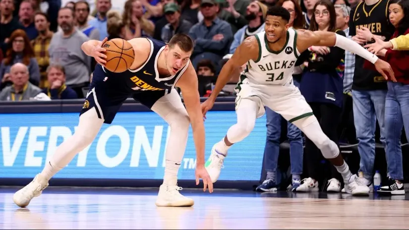 Nikola Jokić i Janis Adetokunbo (©AFP)