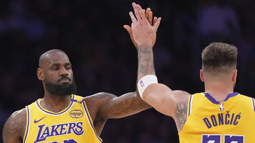 Lebron Džejms i Luka Dončić (Guliver/AP Photo/Mark J. Terrill) 