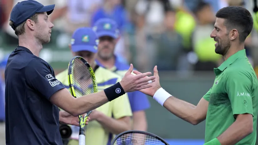 Van de zandšulp i Novak Đoković (©Reuters)