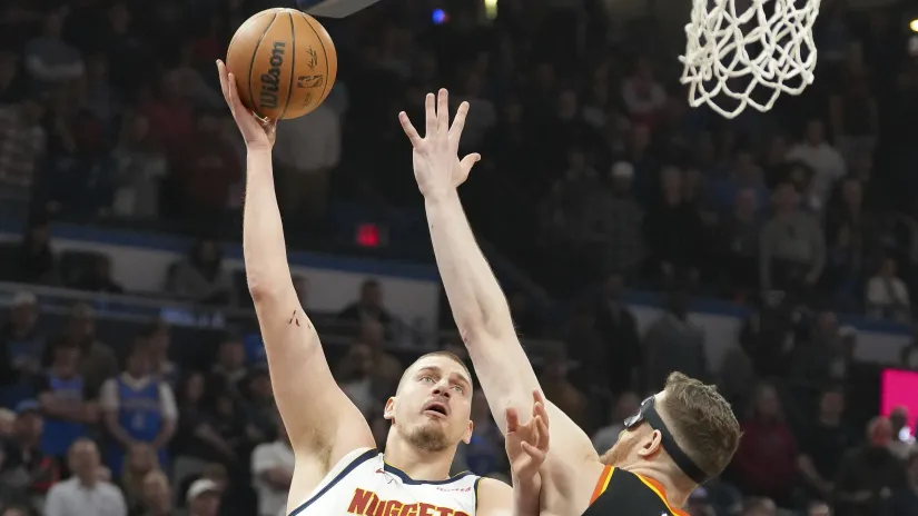 Nikola Jokić i Ajzea Hartenštajn (Guliver/AP Photo/Kyle Phillips)