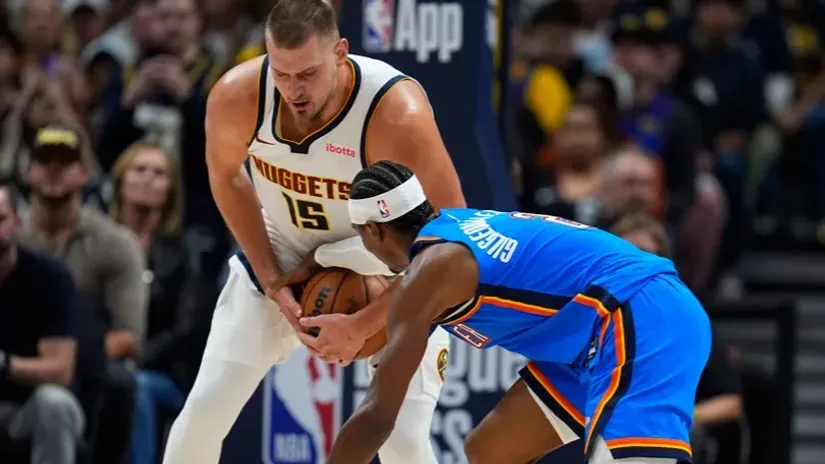 Nikola Jokić i Šej Gildžes Aleksander (©AFP)