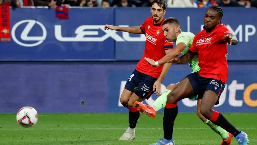 Feran Tores (Barselona) šutira na gol Osasune