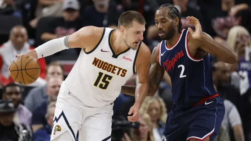 Nikola Jokić i Kavaj Lenard (©AFP)