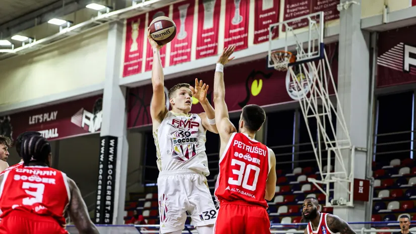 Džejkob Stivens i Filip Petrušev (Foto: ABA liga/Nikola Cimburović)