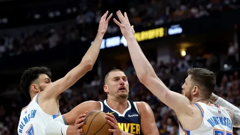 Čet Holmgren, Nikola Jokić i Ajzea Hartenštajn (AFP)