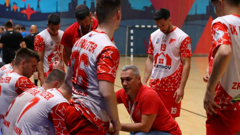 Dragan Kukić i rukometaši Proletera (©sbrl.rs)