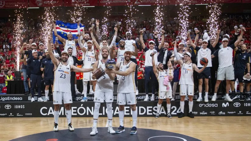 Igrači Reala na dodeli šampionskog pehara (Foto: Guliver/Pascu Mendez)