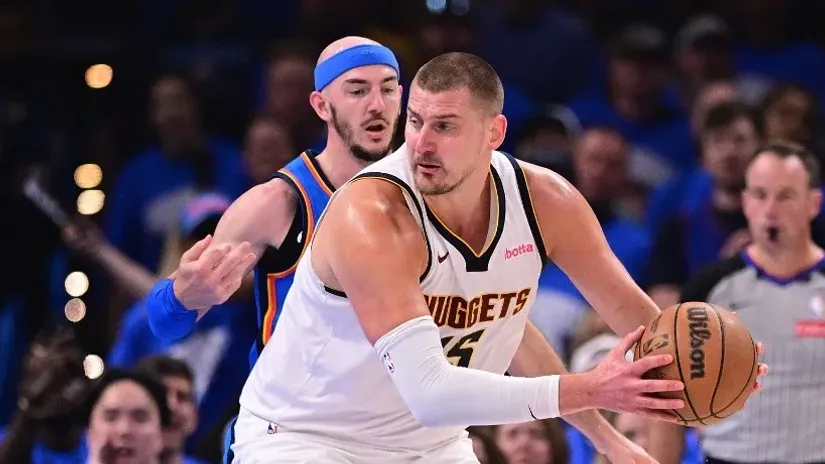 Aleks Karuzo i Nikola Jokić (AFP)