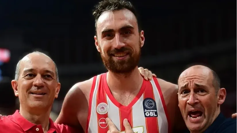 Nikola Milutinov sa vlasnicima Olimpijakosa, braćom Angelopulos (instagram@olympiacosbc)