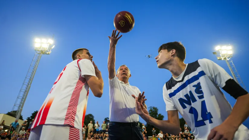 Svetislav Pešić podbacuje loptu (©Mozzart Sport)