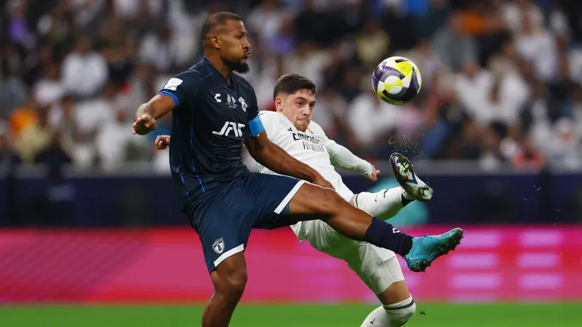 Salomon Rondon u duelu sa Federikom Valverdeom (©Reuters)