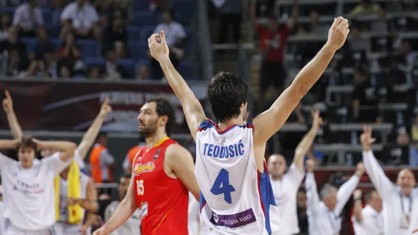 Miloš Teodosić slavi pogodak preko Horhea Garbahose (Foto: MN Press)