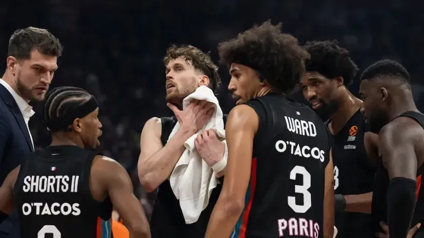 Tijago Spliter i košarkaši Pariza (©Starsport)