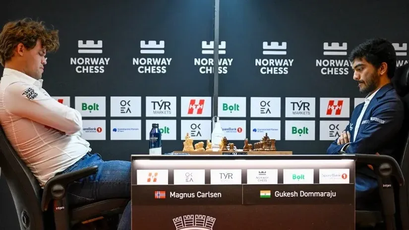 Magnus Karlsen i Gukeš Domaradžu (AFP)