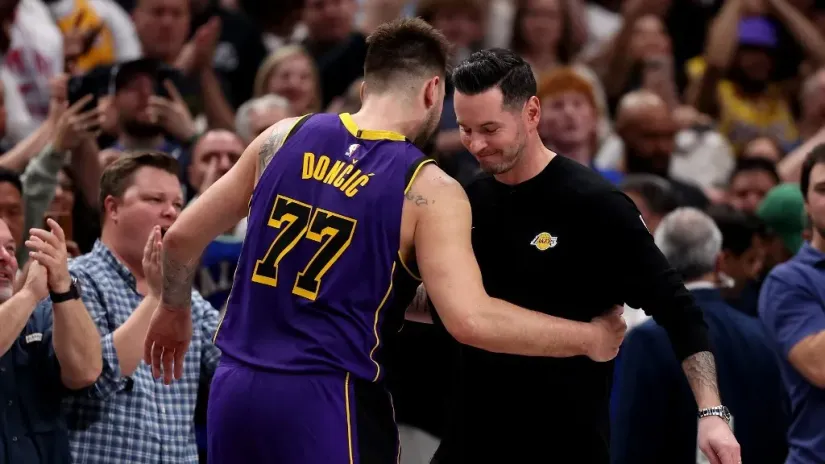 Luka Dončić i Džej Džej Redik (©AFP)