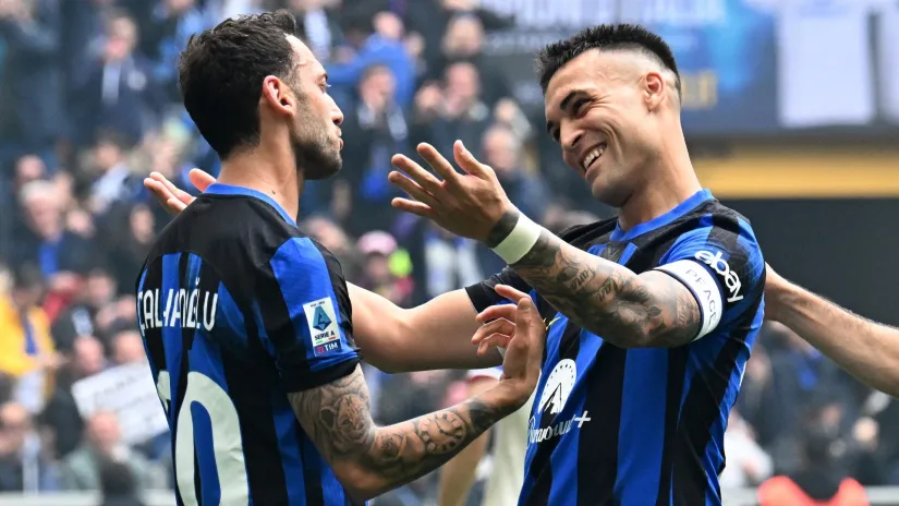 Hakan Čalhanoglu i Lautaro Martinez (©Reuters)