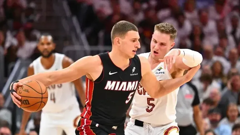 Sem Meril i Nikola Jović (AFP)
