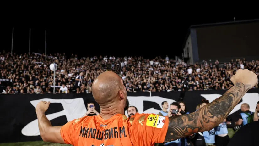 Marko Milošević slavi sa navijačima (Foto: Starsport)