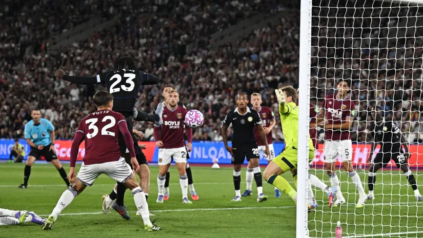 Detalj kada je Trevo Ćaloba postigao gol (©Reuters)
