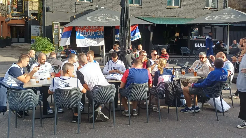 Srpski navijači u Rigi (© Mozzartsport)