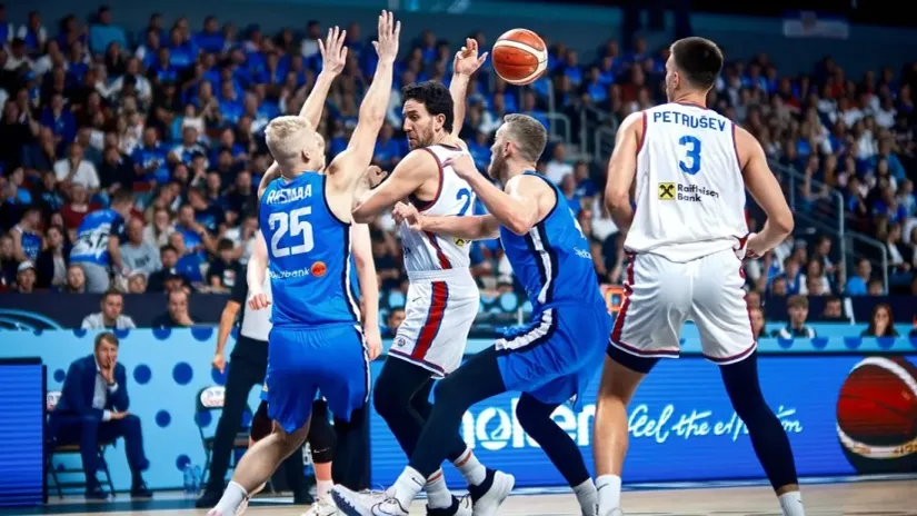 Trenutak kada je Vasilije Micić asistirao Filipu Petruševu (©FIBA)