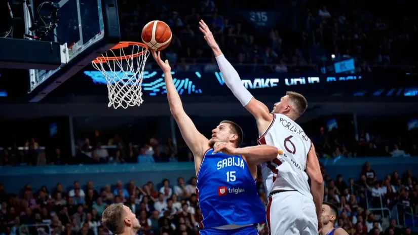 Nikola Jokić i Kristaps Porzingis (©FIBA Basketball)