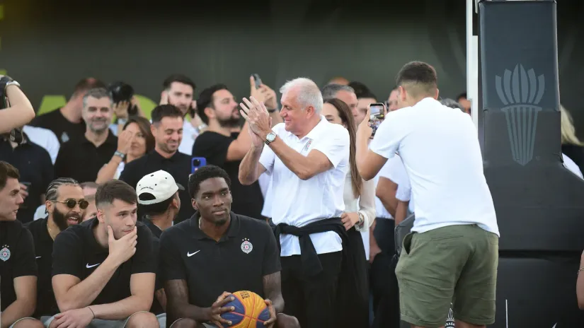 Željko Obradović i igrači na predstavljanju na Avali (©Starsport)