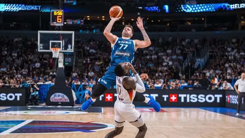 Luka Dončić u duelu sa Denisom Šrederom (©FIBA Basketball)