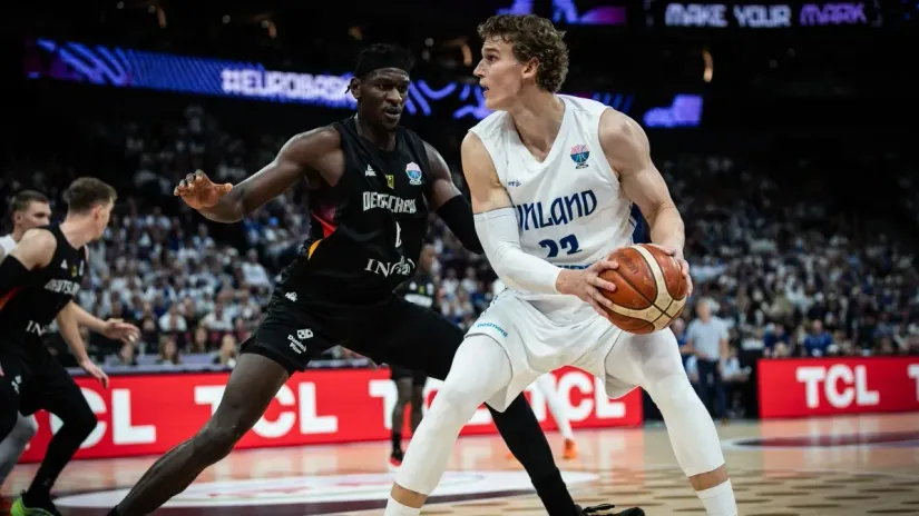 Isak Bonga i Lauri Markanen (Foto: FIBA)