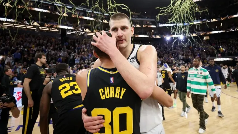 Nikola Jokić i Stef Kari (©AFP)