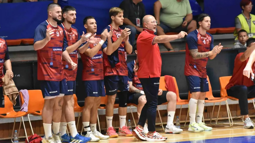 Rukometaši Crvene zvezde i trener Žikica Milosavljević (©ARKUS liga)