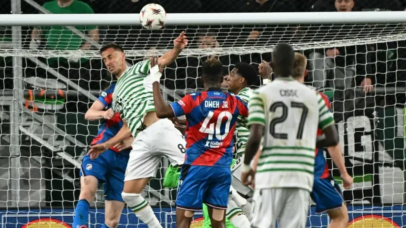 Pešić daje gol glavom (©AFP)