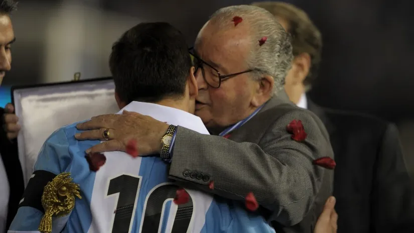 Lionel Mesi i Hulio Umberto Grondona (©AFP)