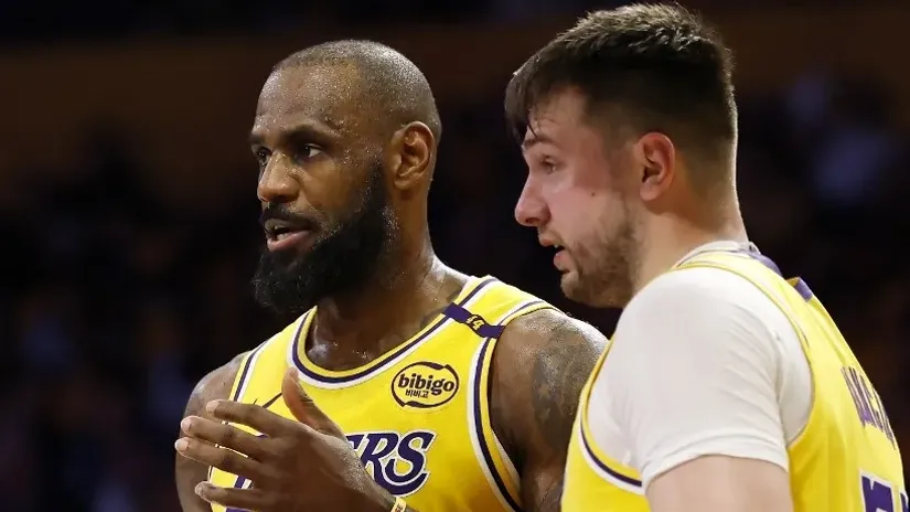 Lebron Džejms i Luka Dončić (AFP)