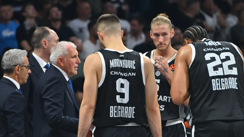 Željko Obradović i košarkaši Partizan Mozzart Beta (©MN Press)