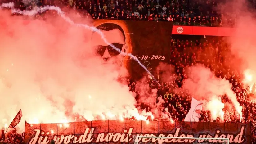 Koreografija posvećena tragično nastradalom navijaču (©AFP)