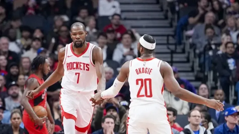 Kevin Durant i Džoš Okođi (AFP)