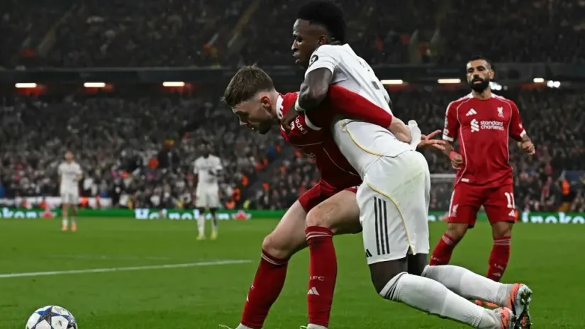 Konor Bredli nosi Vinisijusa na leđima (©AFP)