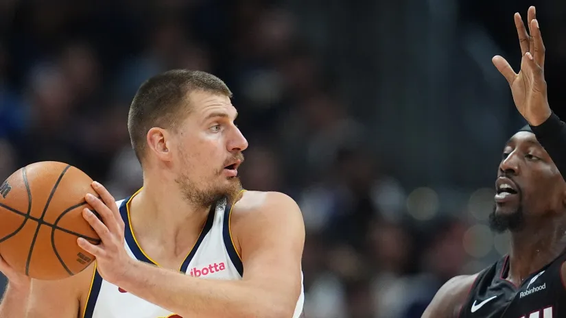 Nikola Jokić i Bem Adebajo (Guliver/AP Photo/David Zalubowski)