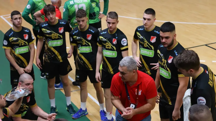 Dragan Kukić i rukometaši Proletera (©ARKUS liga)