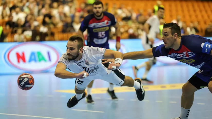 Ivan Mićić i Miljan Pušica u borbi za loptu (©MN Press)